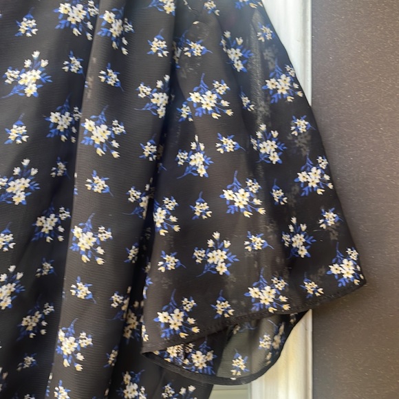 *Mismatched Pattern Wrap Top- Vince Camuto - Picture 4 of 7